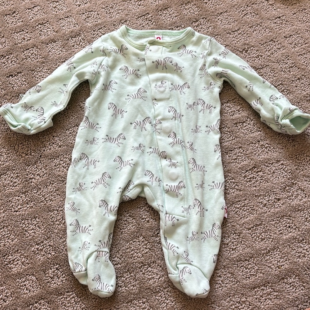 Magnetic onsie gender neutral in zebra print in smoke/pet free home